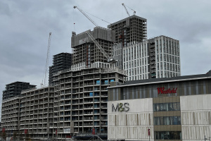 Sipral dodávkou 11 000 m² fasády obytnému bloku B projektu Cherry Park pokračuje ve spoluutváření nového metropolitního centra severovýchodního Londýna. Sipral práce navazuje na blok A, kterému fasádu také dodává. - 5