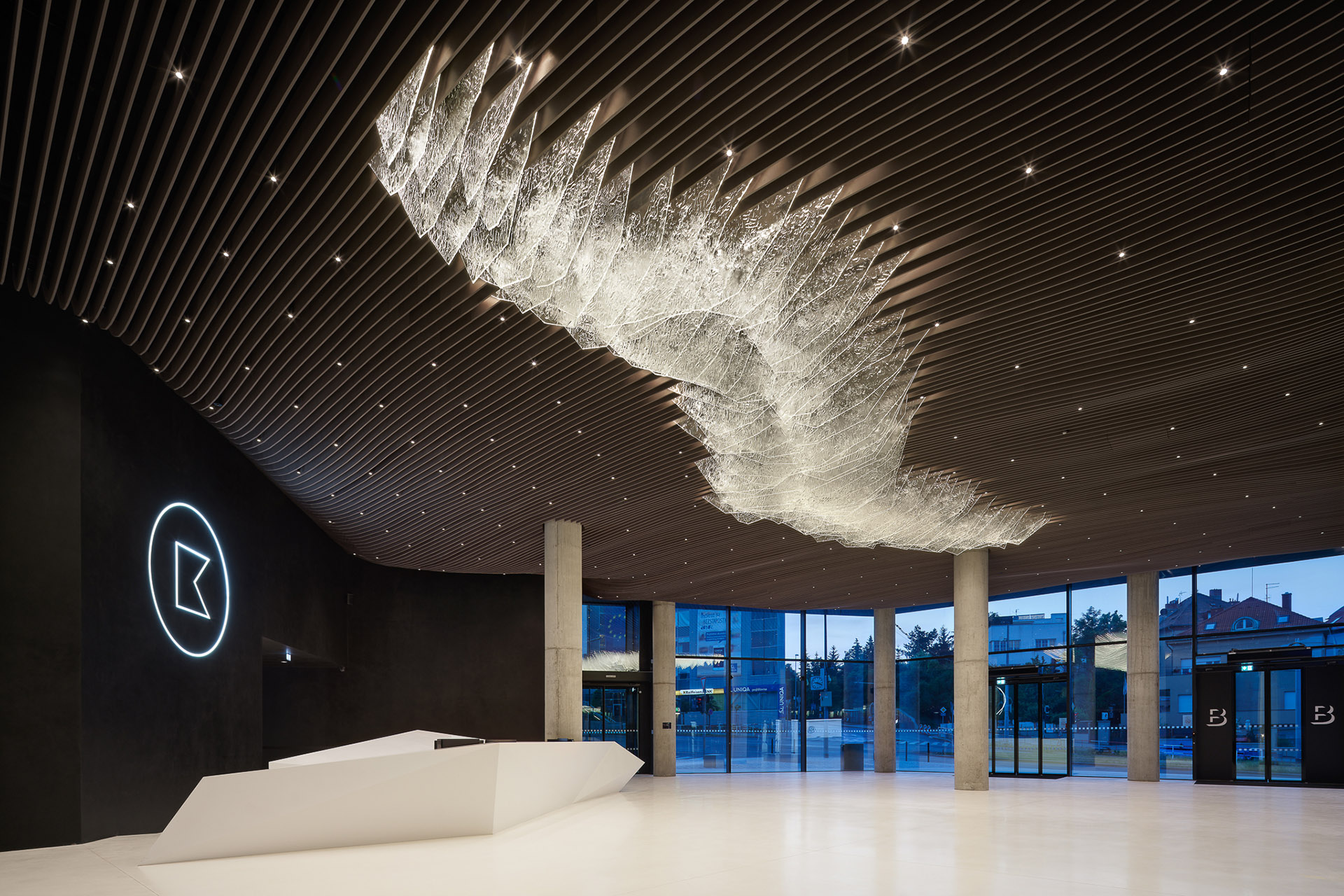Podíleli jsme se na instalaci „Ledovce“, příběhu vyprávěného nad hlavami uživatelů  a návštěvníků centra Bořislavka