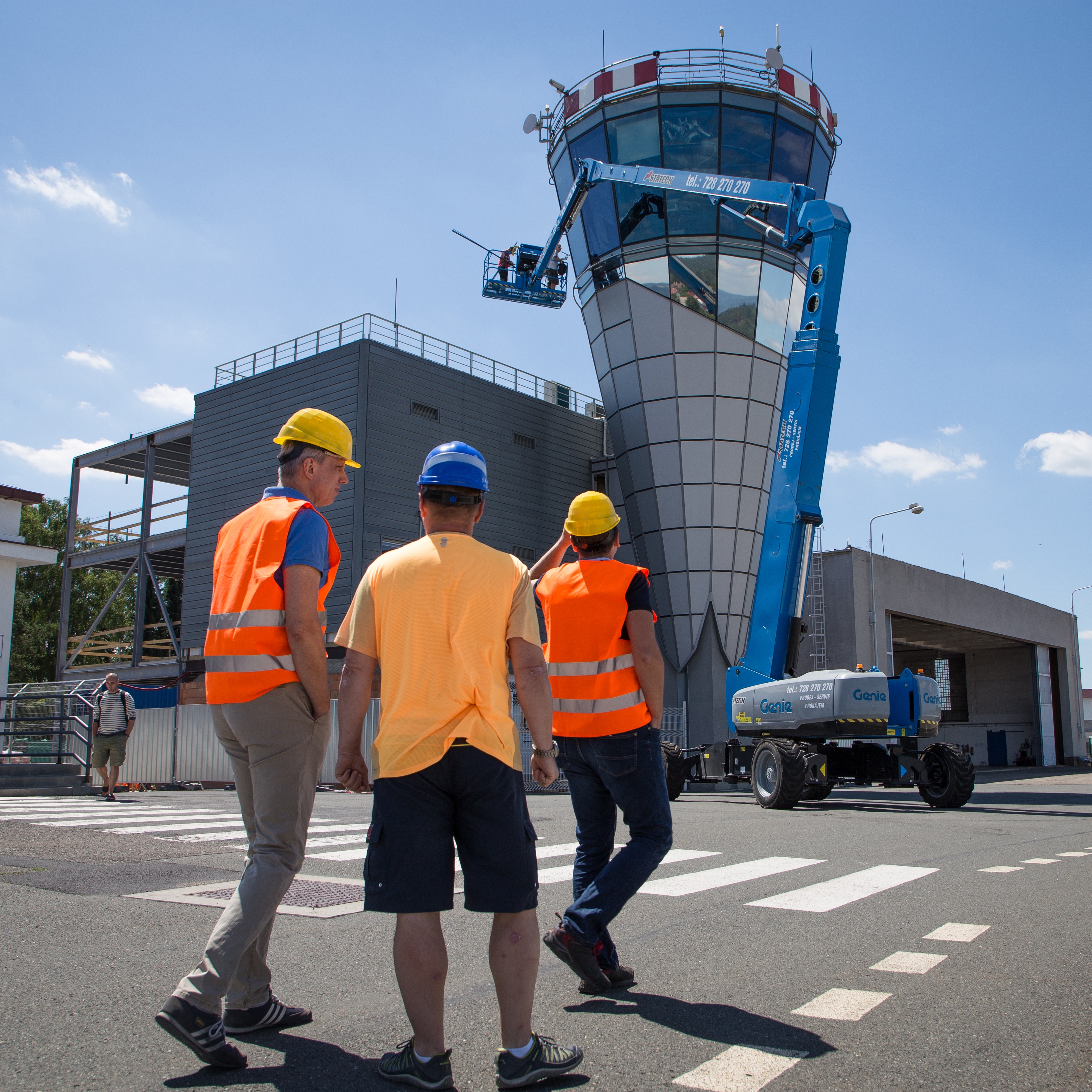 Řídicí věž na letišti v Karlových Varech dostala unikátní zasklení od Sipralu